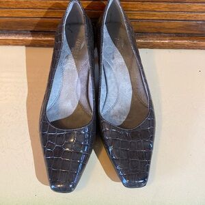AEROSOLES brown embossed heels Size 8